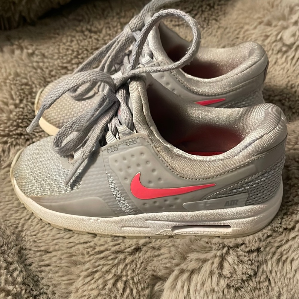 Toddler 9c nike air max with air bubble. Gray and pink